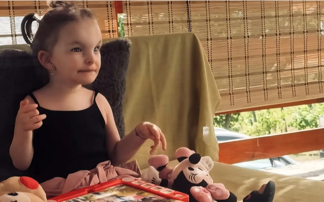 Darujme Ashley rehabilitačný kočík