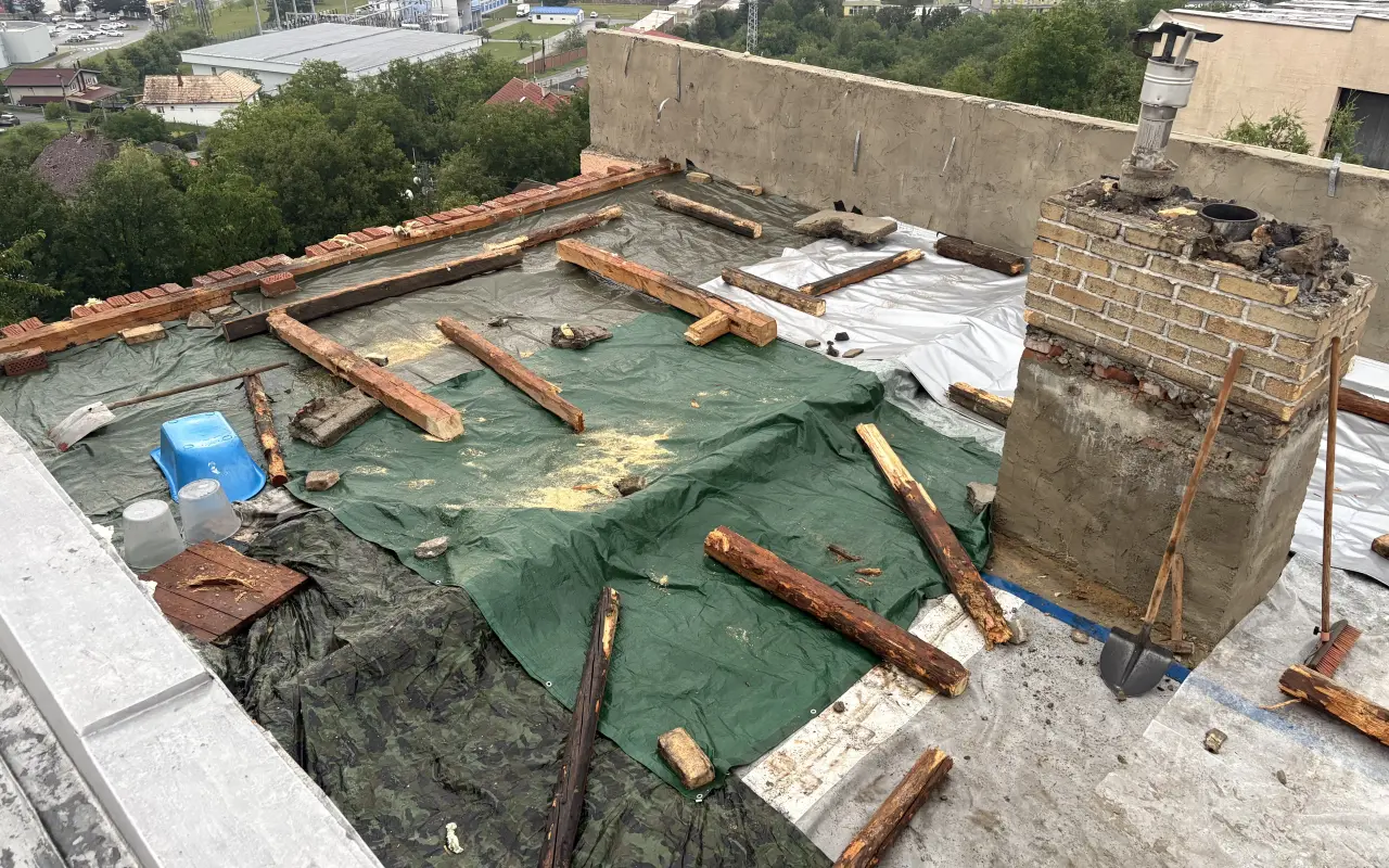 Pomôžte Miroslavovi s rodinou opraviť strechu, ktorú im zničila víchrica