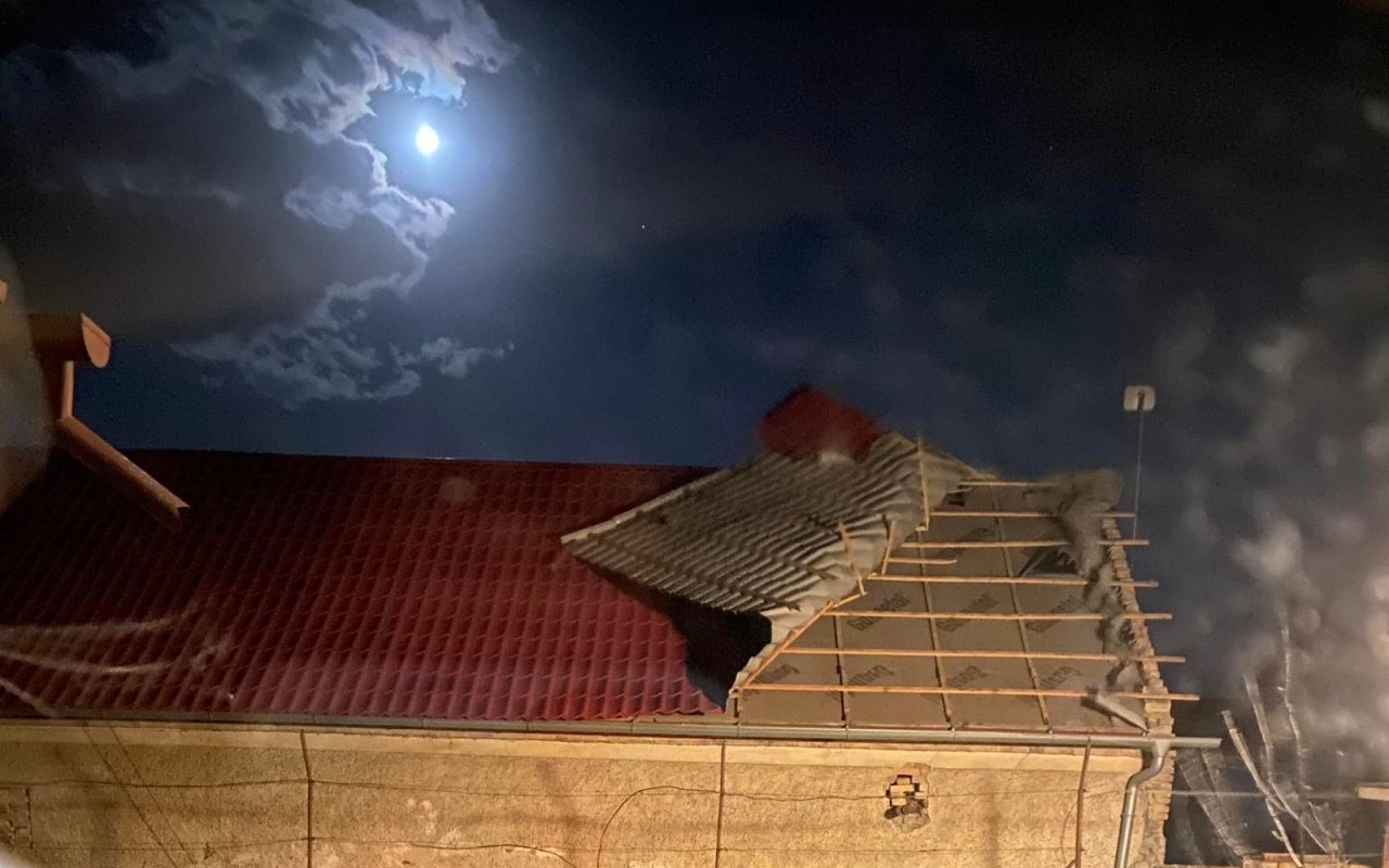 Pomôžme rodine získať novú strechu, ktorú jej vzala víchrica