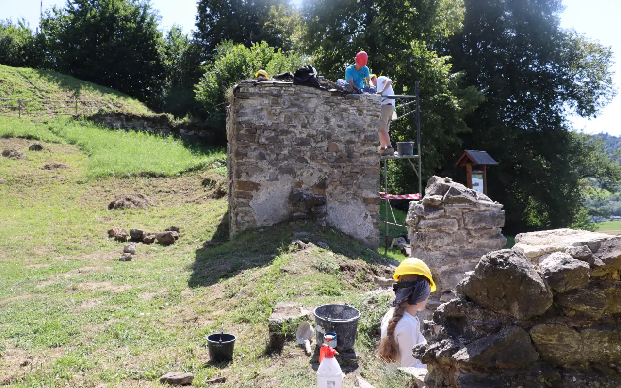 Pomôžme dobrovoľníkom obnoviť kostolík a neumrieť pritom od hladu