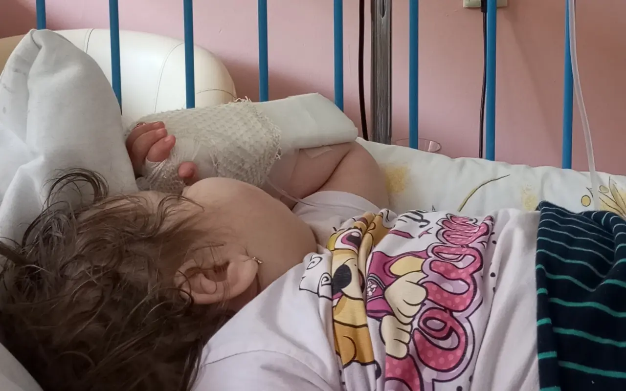 Pomôžte Naomi Elizabeth žiť o kúsok lepší život