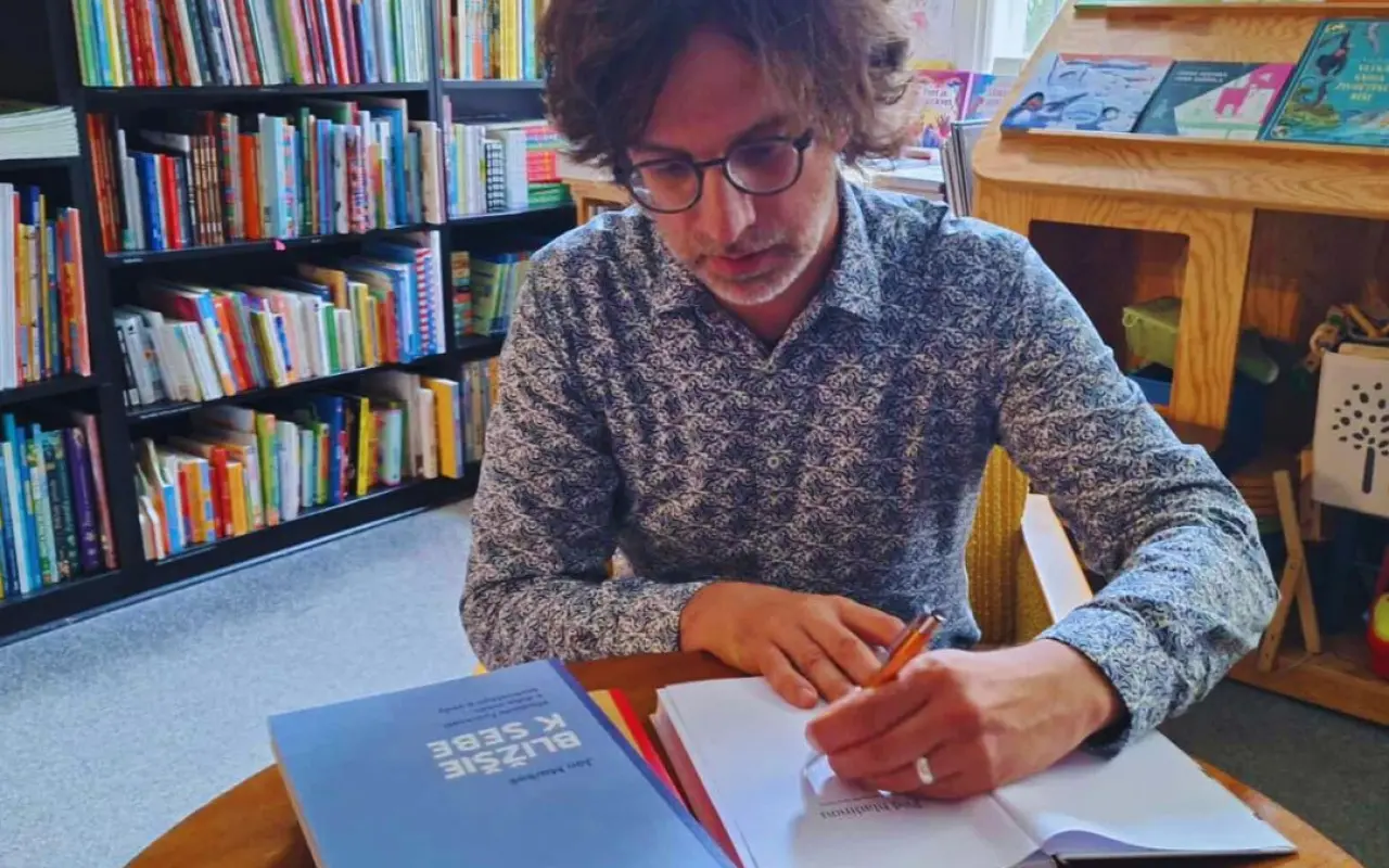 Pomohli ste Artforu vydať dôležitú knihu o ľuďoch a pre ľudí