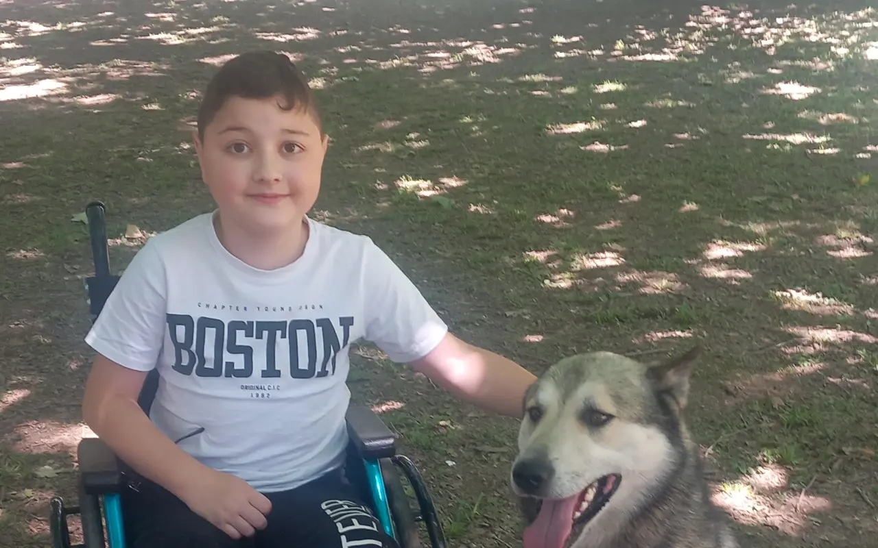 Pomôžme Miškovi so svalovou dystrofiou získať prístup k rehabilitáciám