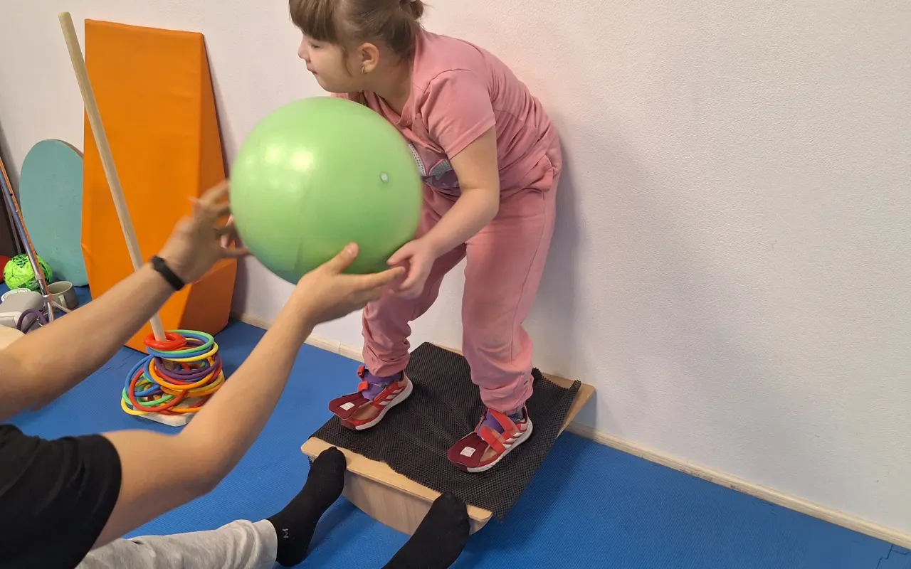 Sofinka chce chodiť. Pomôžme jej k tomu rehabilitáciami.
