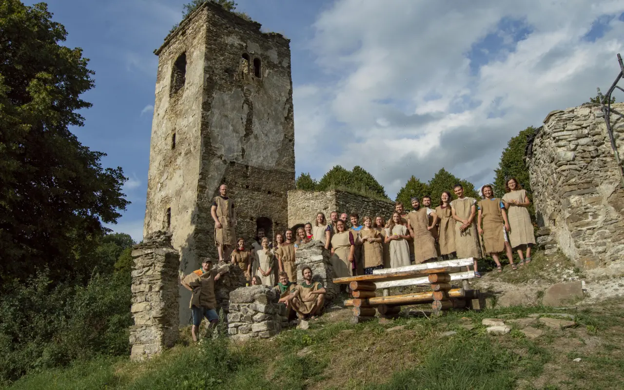 Pomôžme dobrovoľníkom obnoviť kostolík a neumrieť pritom od hladu