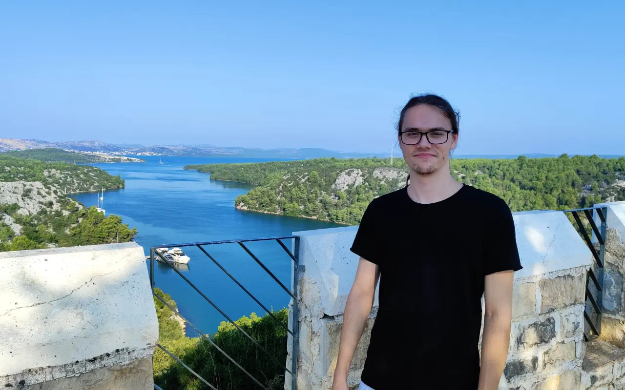 Pomôžte Dávidovi zostať nohami pevne na zemi