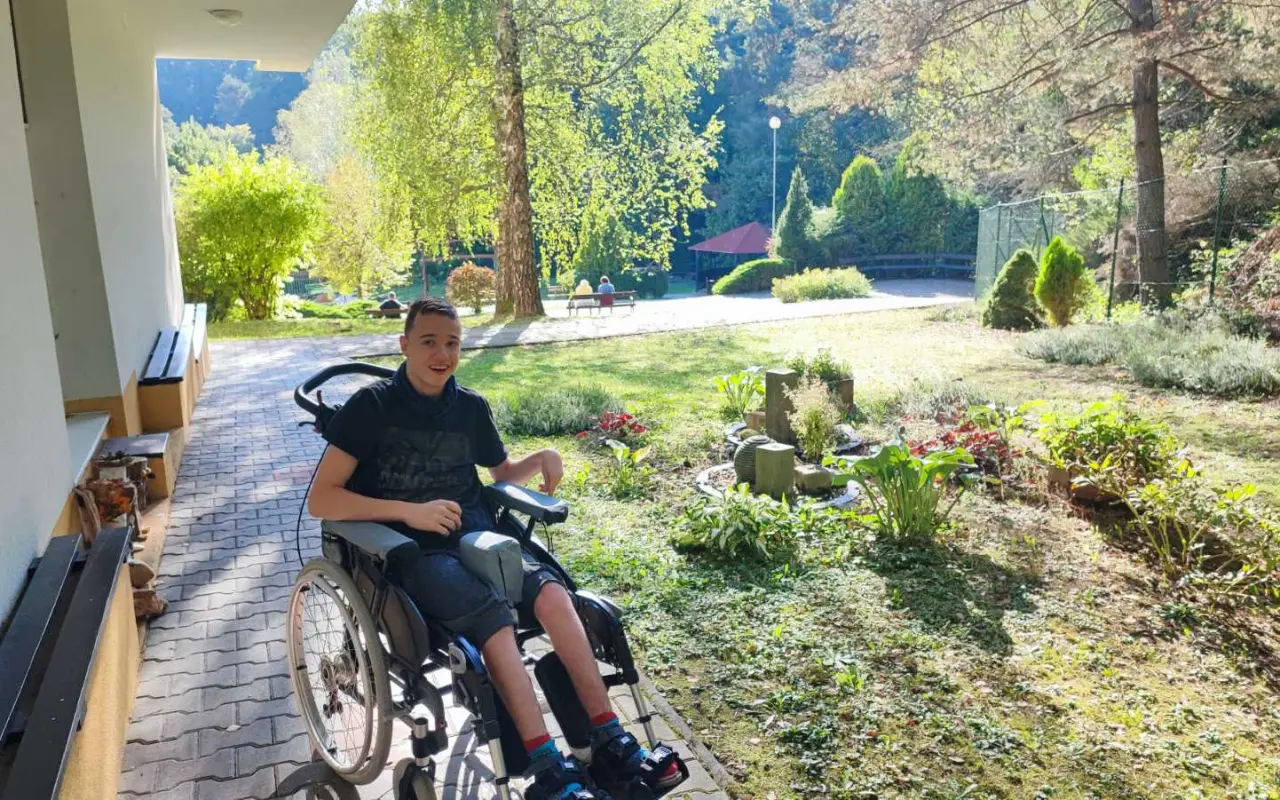 Darujme Alexovi robotickú rehabilitáciu