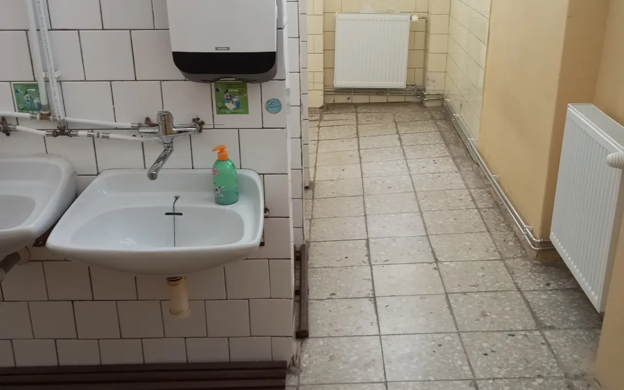 Pomôžme deťom v Kladzanoch získať dôstojné toalety