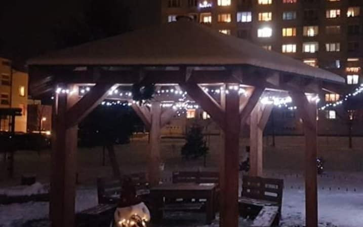 Prispejte na altánok a chodník v komunitnej záhrade dostupnej pre všetkých