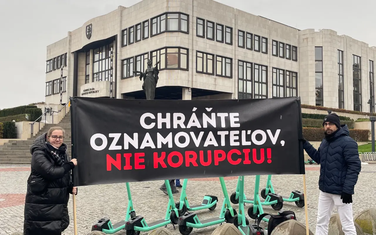 Pomôžte zorganizovať pochod za ochranu oznamovateľov korupcie