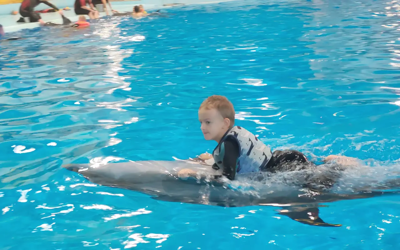 Pomôžme Petríkovi ísť na delfinoterapiu, ktorá mu pomohla otvoriť sa svetu