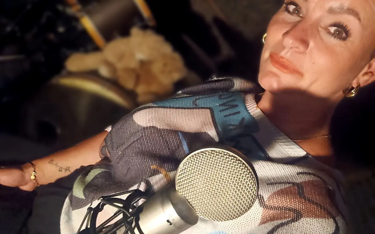 Podporte v hudobnej tvorbe Klaudiu Eliášovú v jej nahrávaní a autorských piesní.