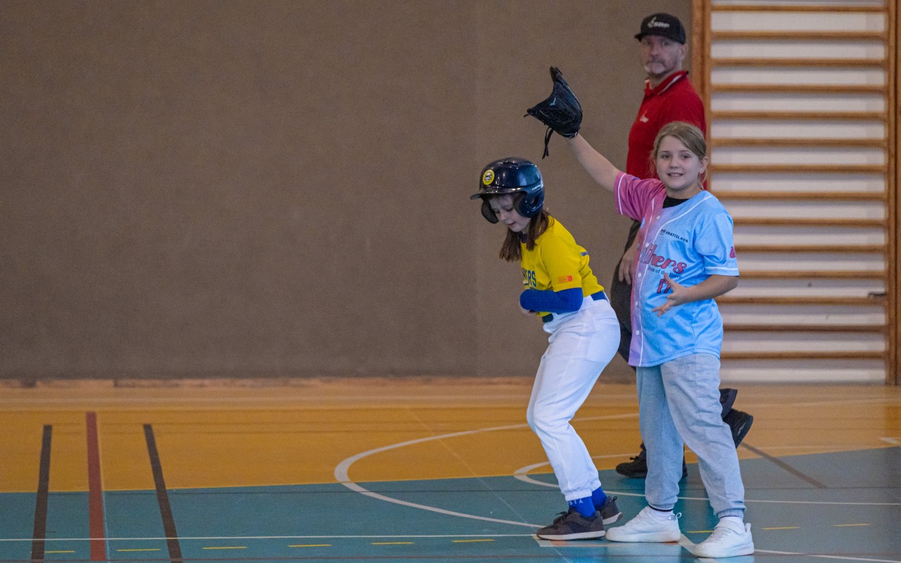 Podporte dievčatá na ceste za baseballovým snom
