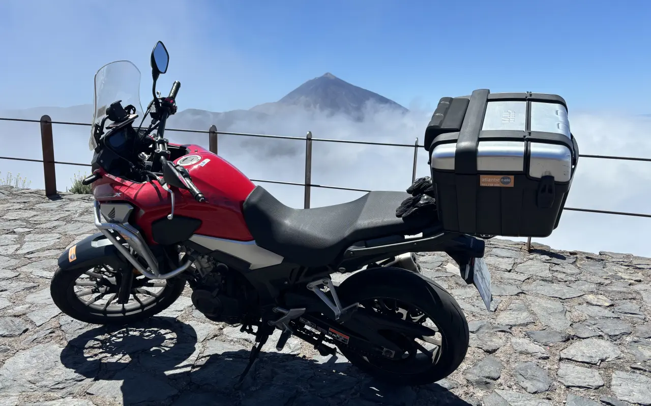Pomôžme Katke uskutočniť symbolickú cestu cez Alpy na motorke