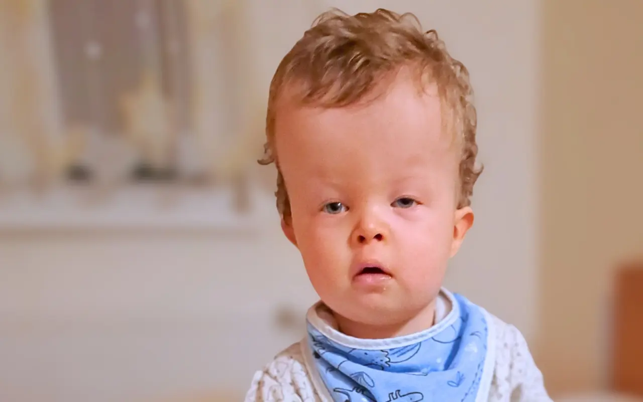 Pomôžme 4-ročnému Samkovi postaviť sa na vlastné nohy