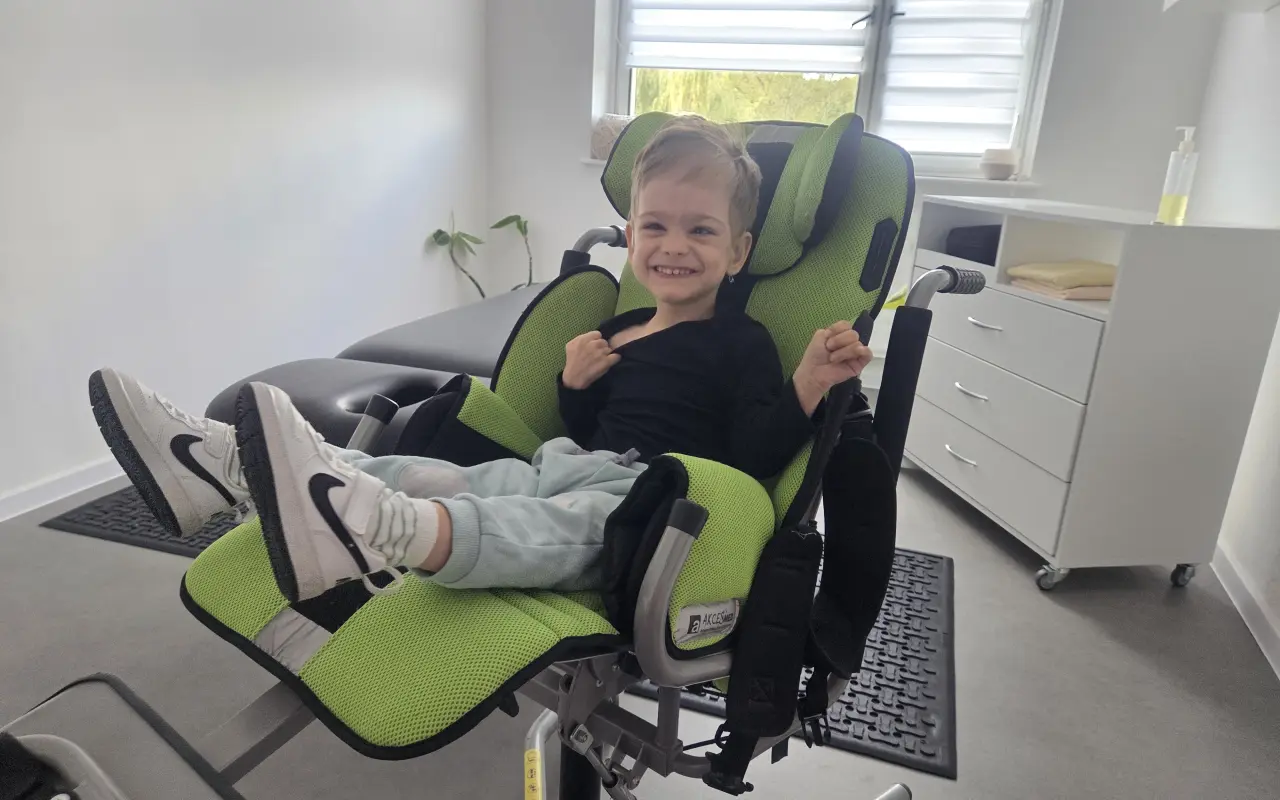 Pomôžme Emmke v obrovskej túžbe chodiť a napredovať