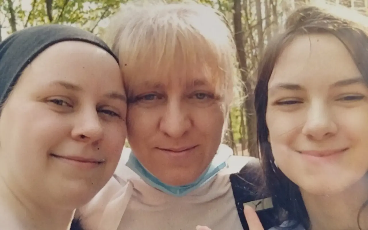 Pomôžme Anite zabezpečiť domov pre mamu a sestru kým ešte bojuje