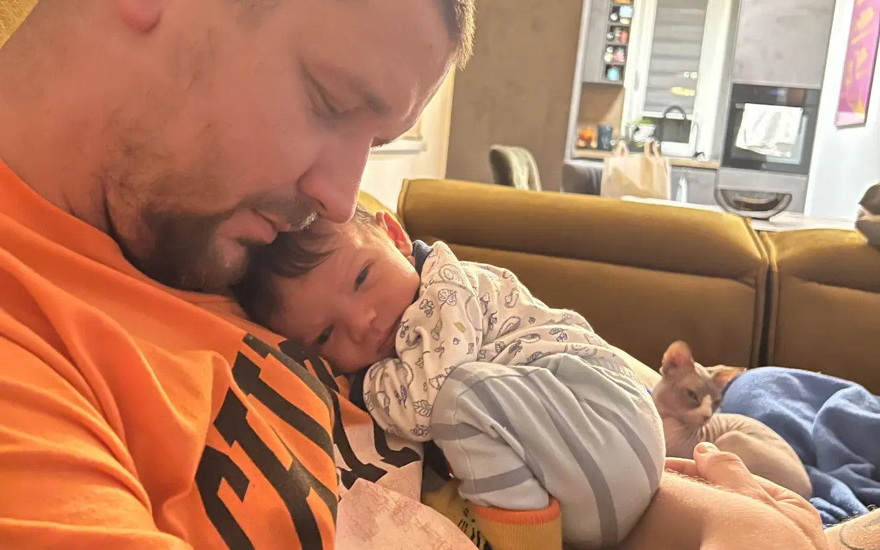 Podporte manželku a malého syna po náhlej strate manžela a otca