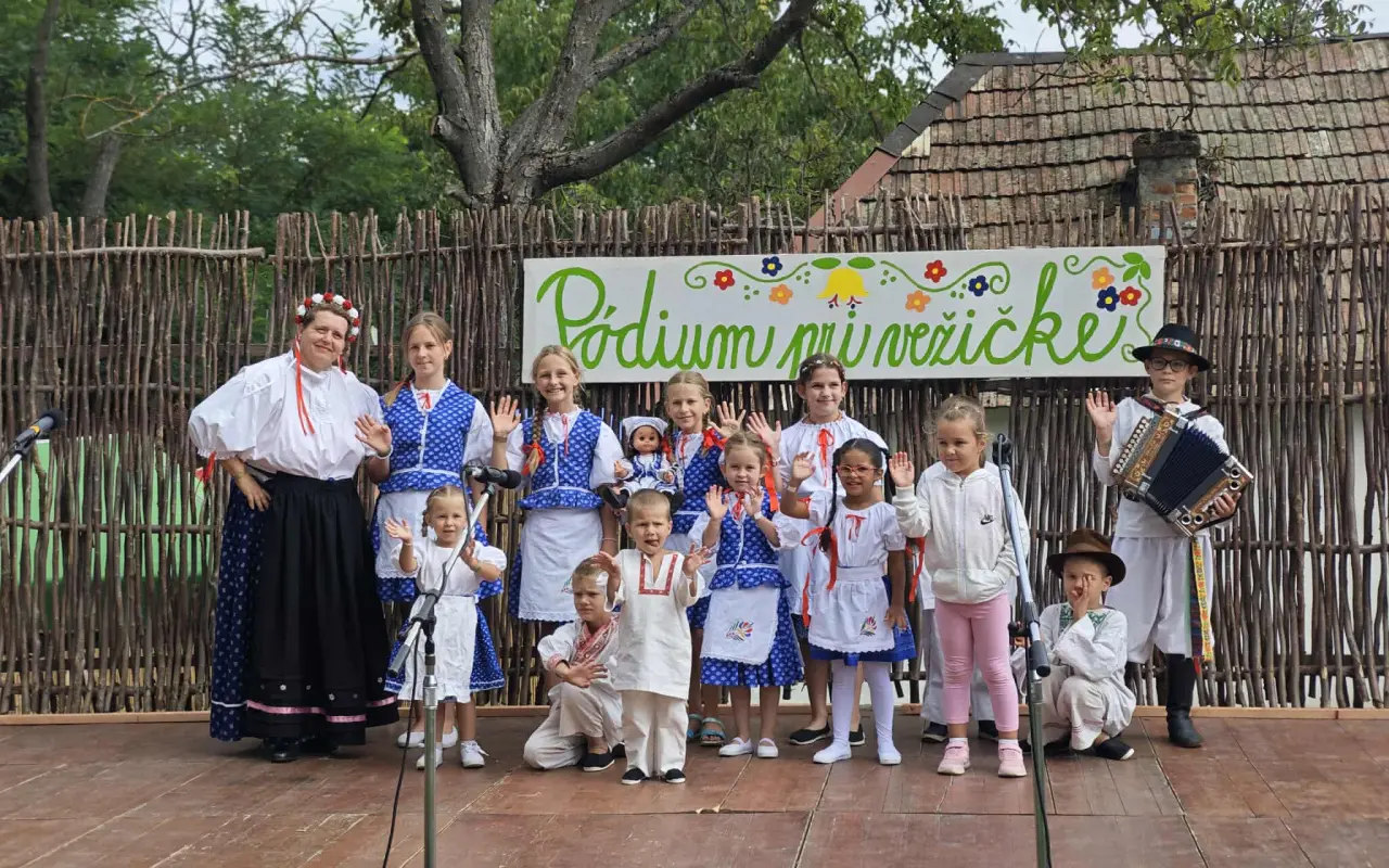 Pomôžte nám zabezpečiť nové kroje pre Detský folklórny súbor Lisna