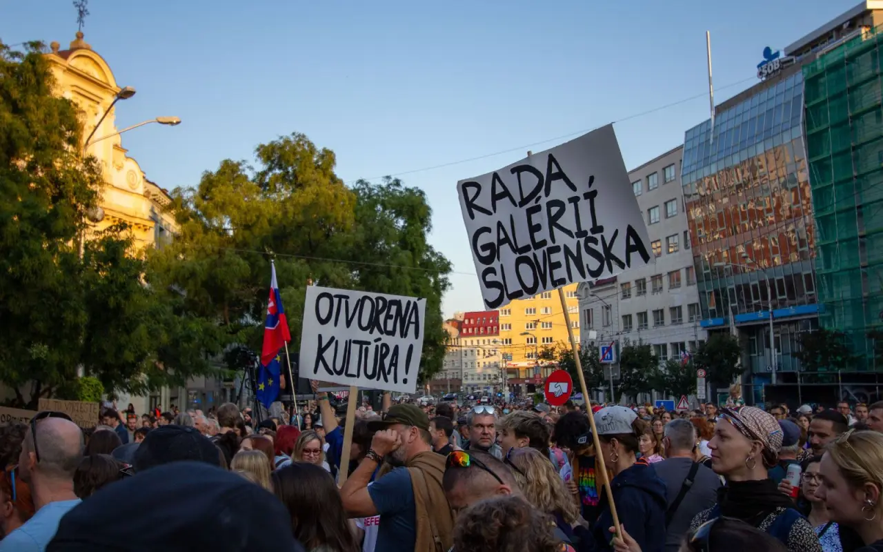 Nemôžeme sa iba prizerať. Potrebujeme pravidelných darcov či darkyne, aby sme mohli pokračovať v obrane kultúry.
