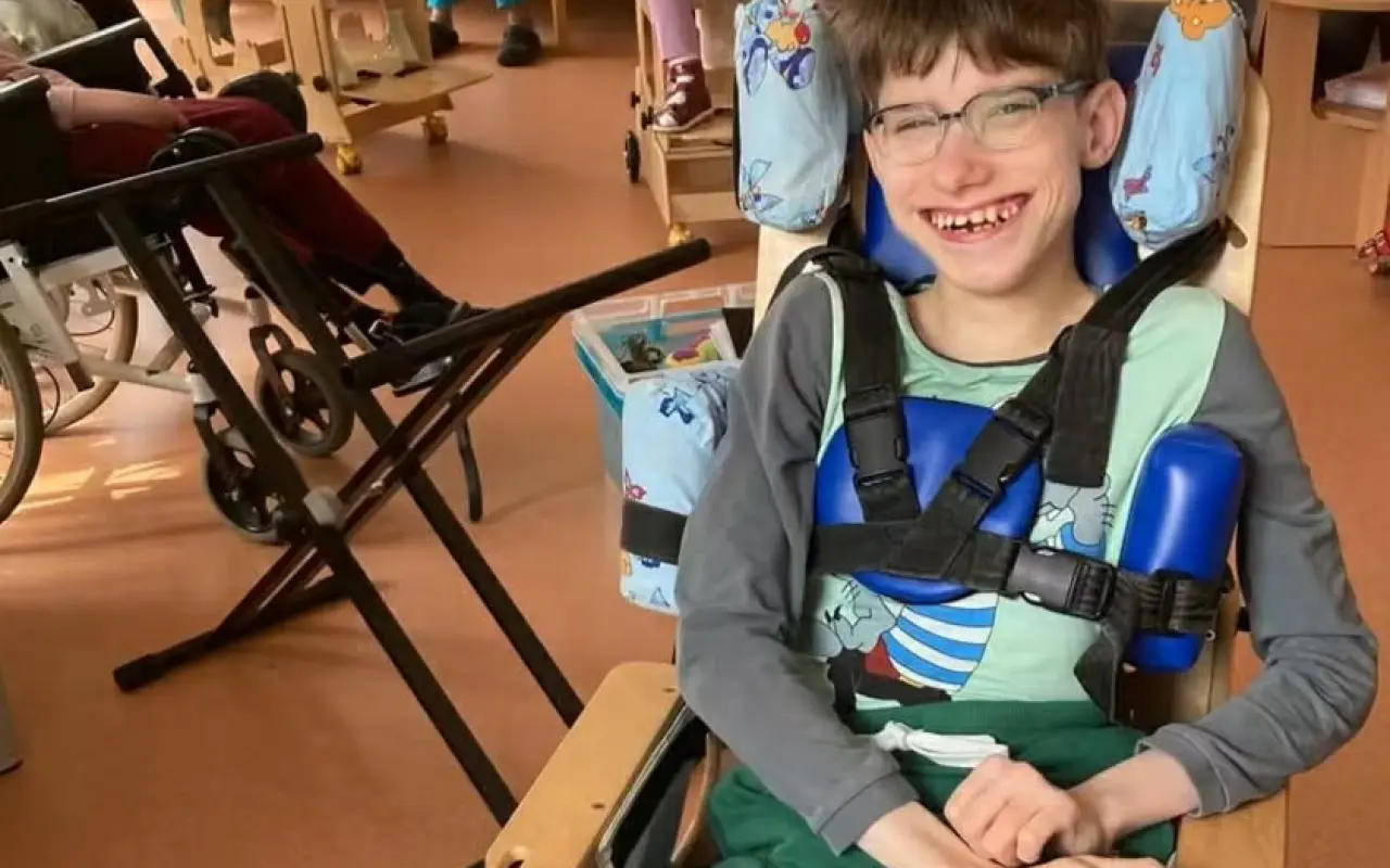 Pomôžme 14-ročnému Alexovi a jeho mame zvládnuť nákladné rehabilitácie