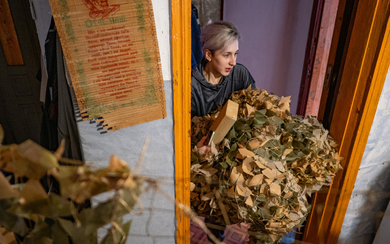 Kúpme Irine materiál na maskovacie siete pre obrancov Ukrajiny