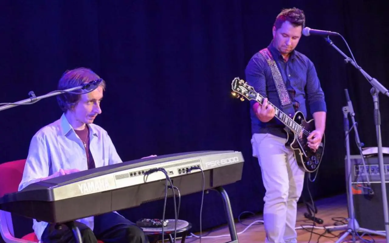 Keď oči nevidia, srdce hrá – darujme Miňovi nové klávesy