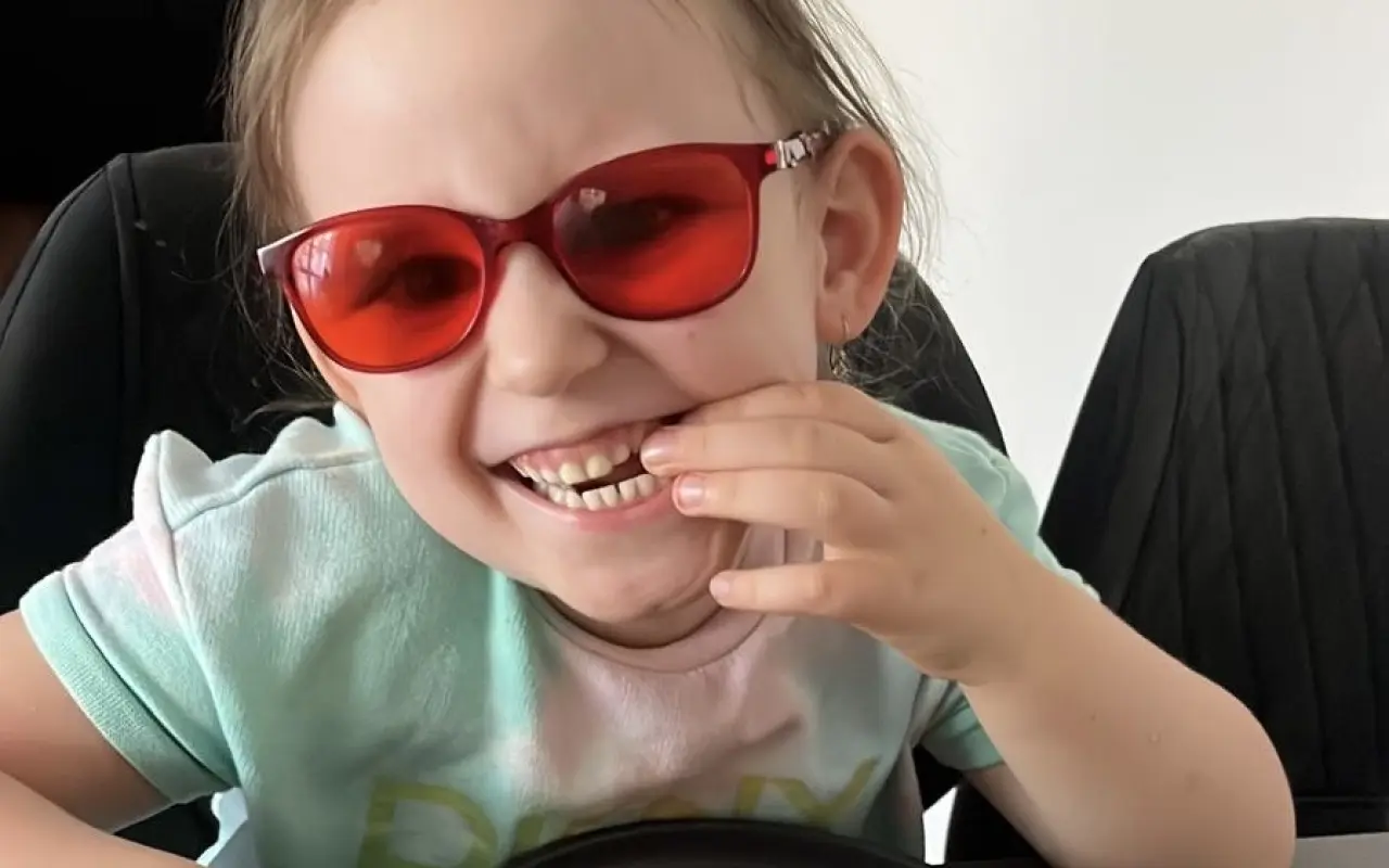 Pomôžme malej Sarah a rodinám s Alströmovým syndrómom