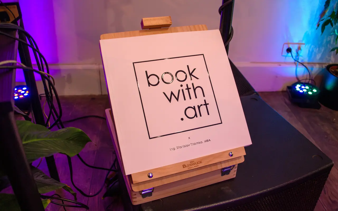 Kniha BOOK WITH .ART spája 70 svetových umelcov do výnimočnej knihy