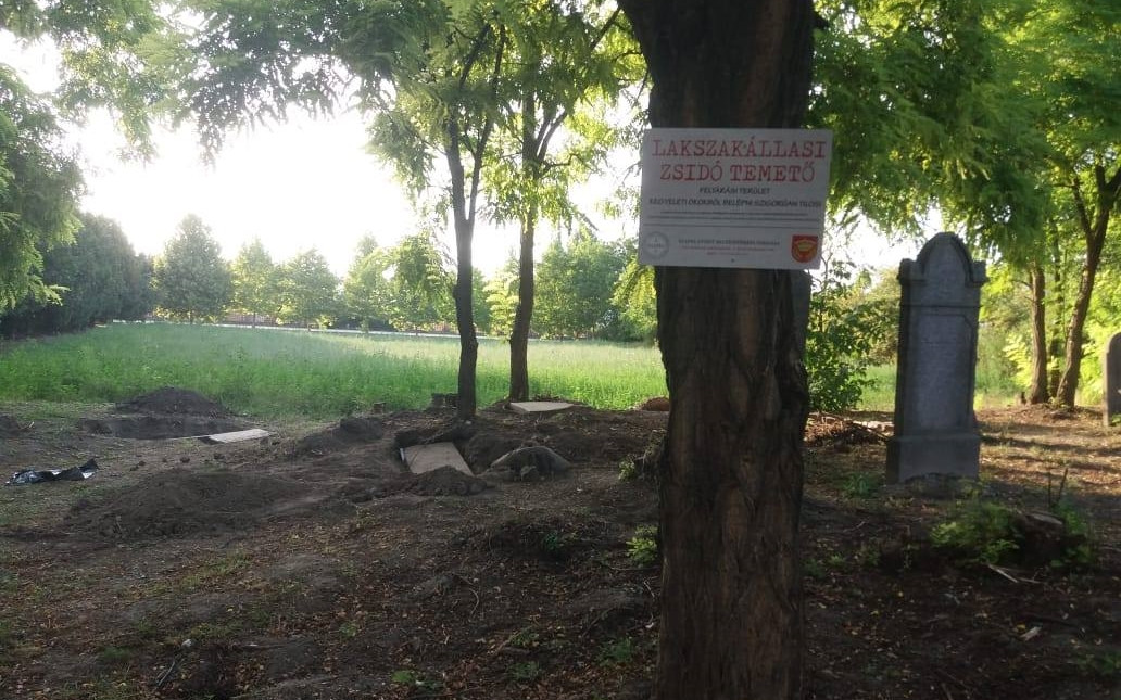Podporte záchranu židovského cintorína v obci Sokolce | Kérjük támogassa a lakszakállasi zsidó temető megmentését