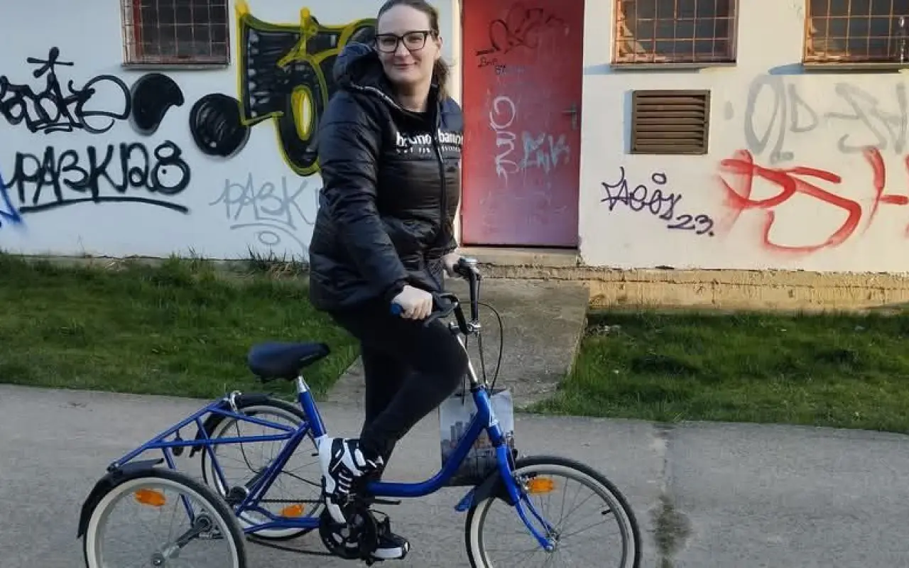 Pomôžte Lenke zlepšiť fyzické zdravie vďaka intenzívnej rehabilitácii