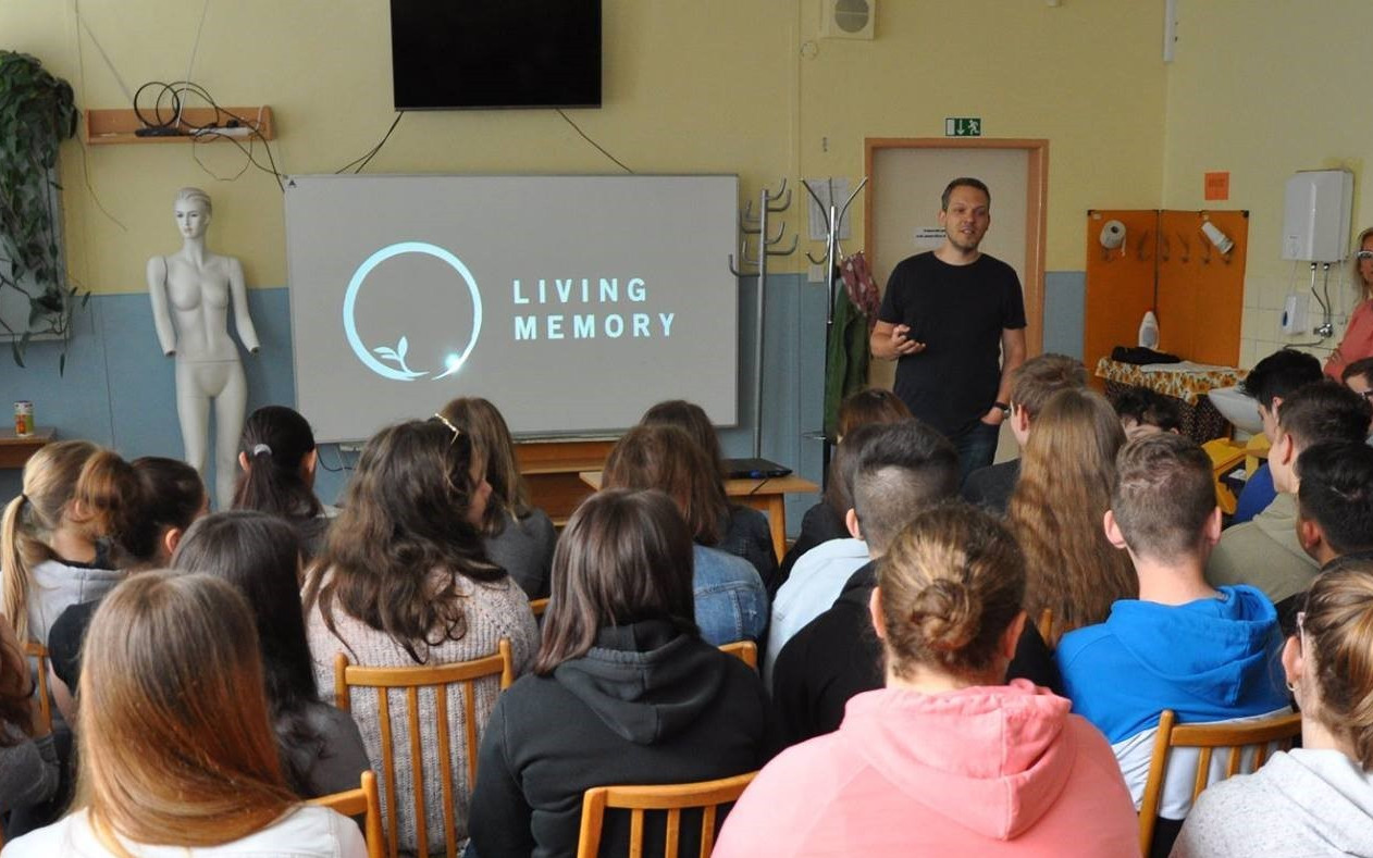 Minulosť je pred nami?  Prispejte Living Memory na vzdelávanie o totalite