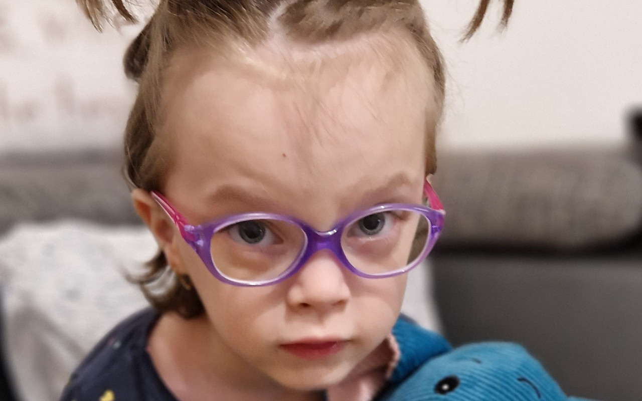 Pomôžme Emmke napredovať a postaviť ju na nohy