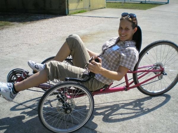 Pomôžte Soni  posadiť sa na bicykel | Help Soňa ride again on the special trike
