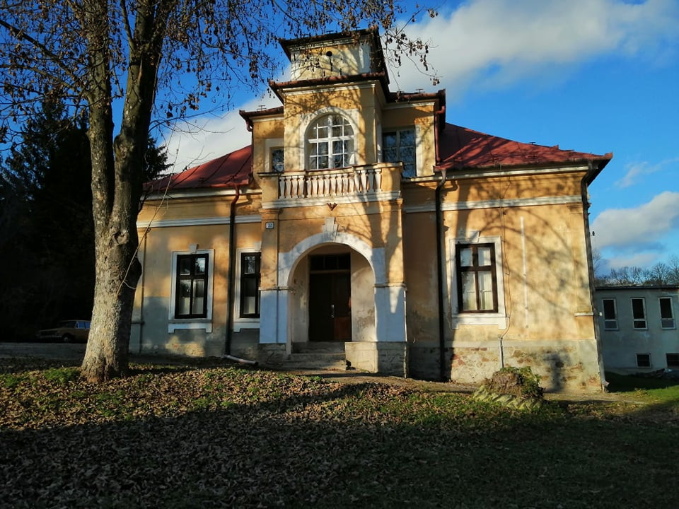 Opravme strechu na krásnom starom kaštieli v Látkovciach