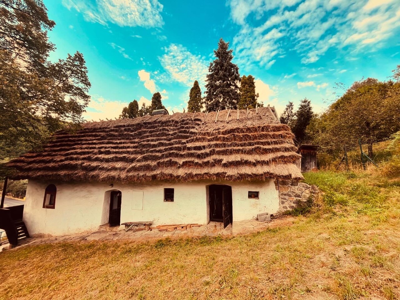Zachráňme spolu posledný dom so slamenou strechou v Bartošovej Lehôtke