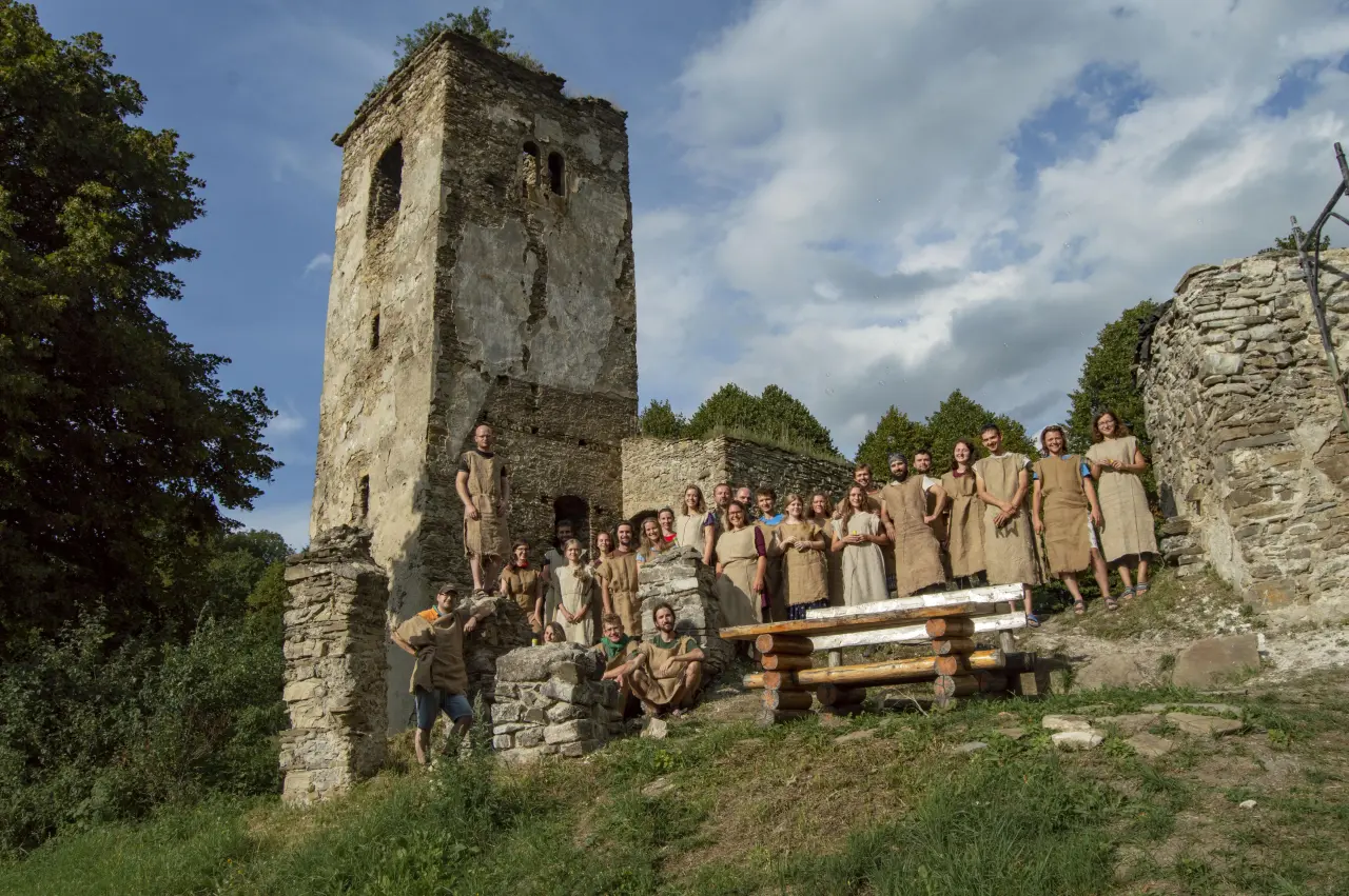 Pomôžme dobrovoľníkom obnoviť kostolík a neumrieť pritom od hladu