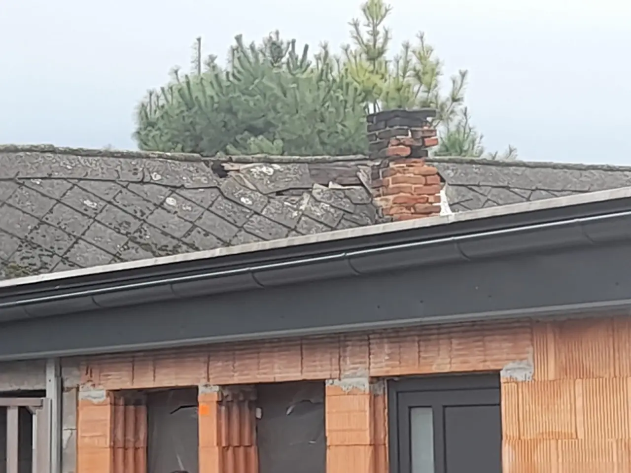 Pomôžme rodine z obce Jakubov, ktorej zhorel komín a časť strechy