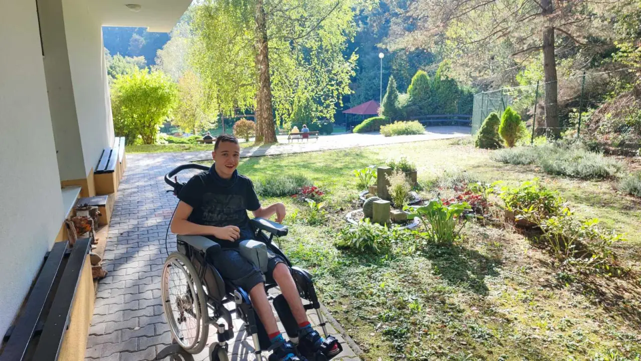 Darujme Alexovi robotickú rehabilitáciu