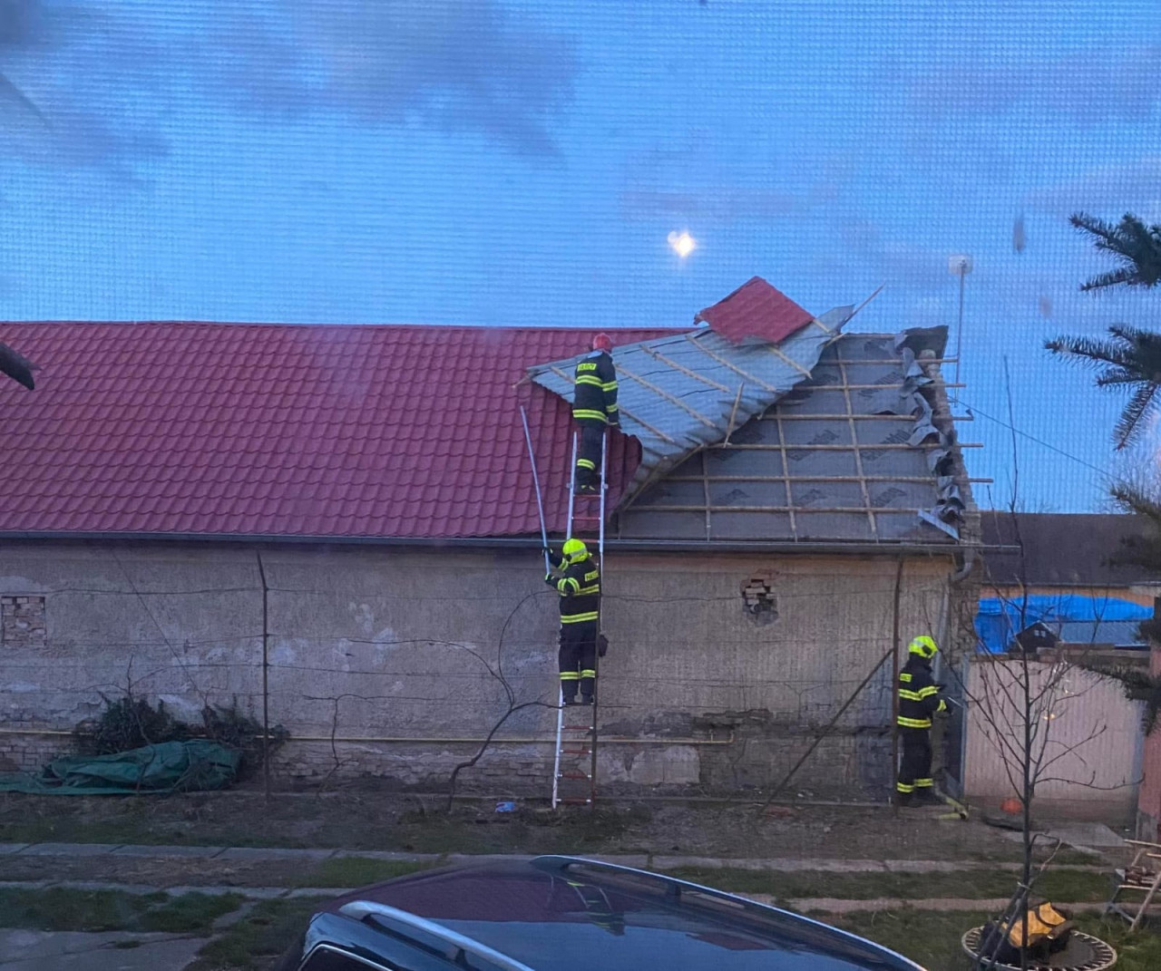 Pomôžme rodine získať novú strechu, ktorú jej vzala víchrica