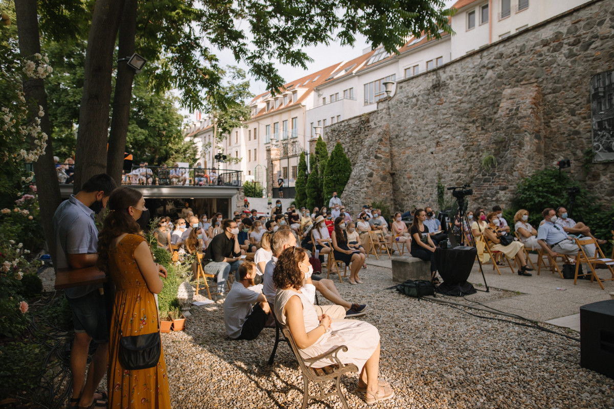 Pomôž nám privítať zahraničných hostí na festivale!