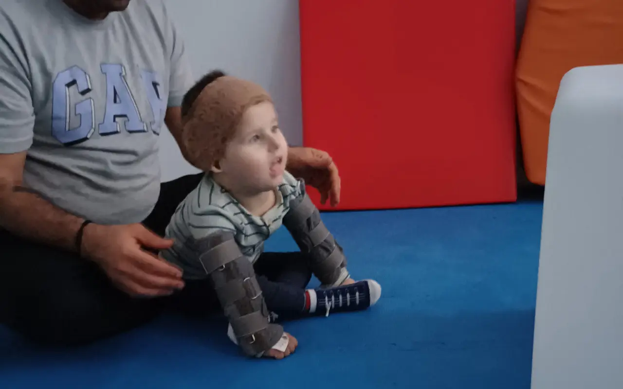 Pomôžme malému bojovníkovi Peťkovi pokračovať v rehabilitáciách a terapiách