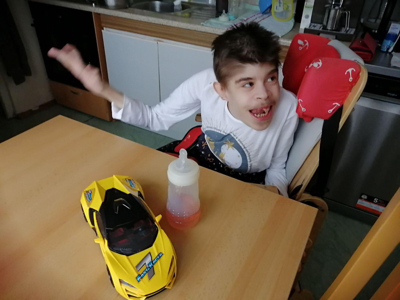 Zabezpečme rehabilitačný kočík pre Radka