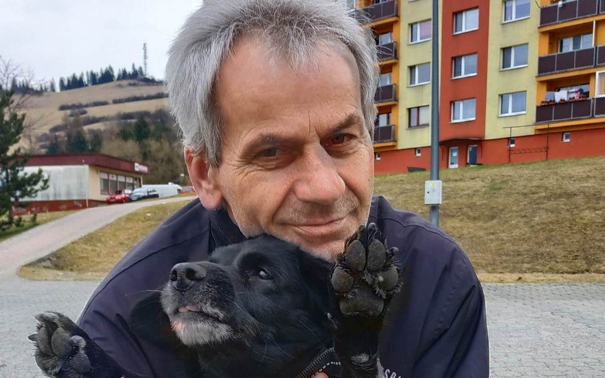 Podporme pána Miloslava a jeho psíka a zabezpečme im strechu nad hlavou