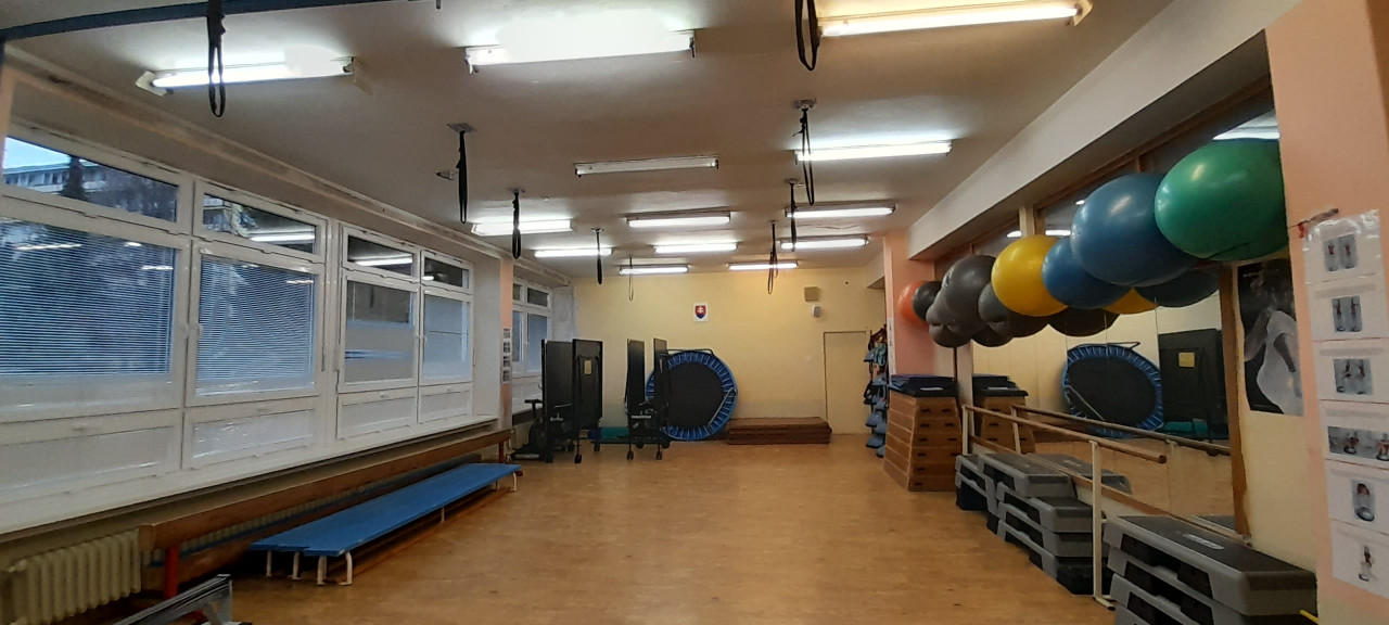Pomôžte prerobeniu schátralej gymnastickej telocvične na gymnáziu Hlinská v ZA