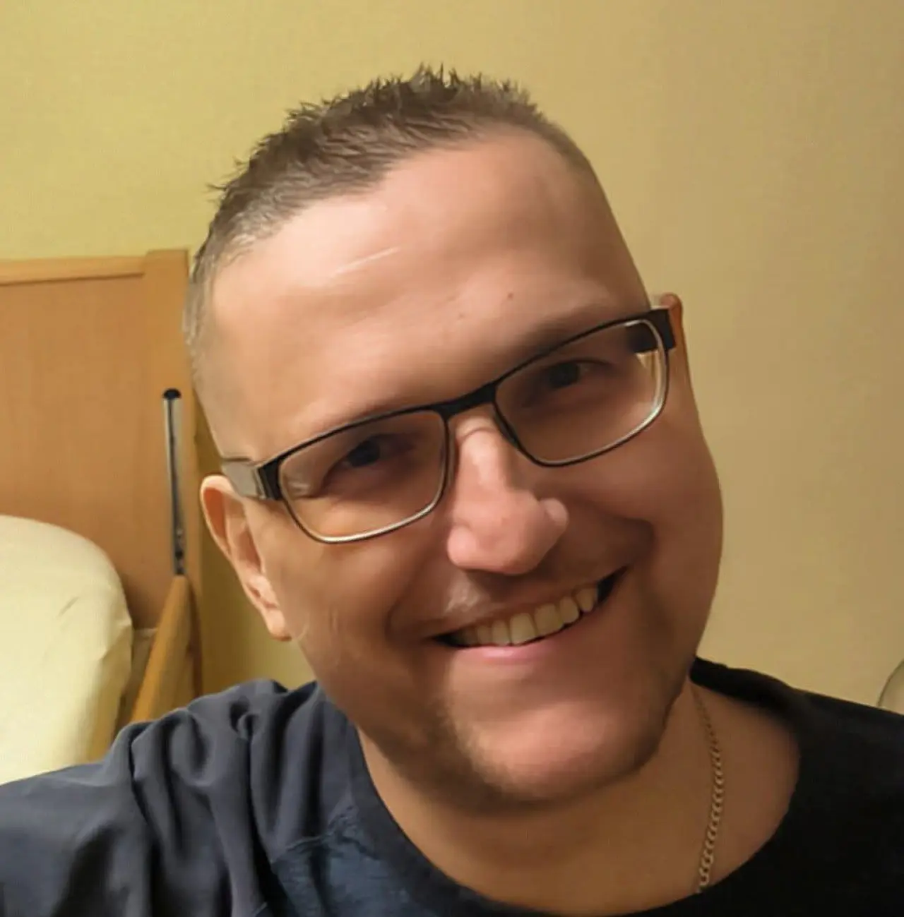 Pomôžme Romanovi získať auto na bezpečné cesty za liečbou a lepší život