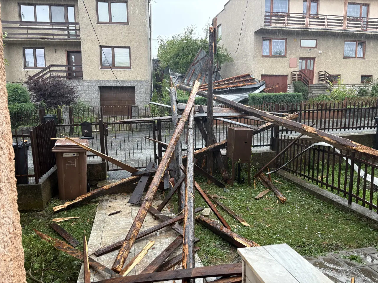 Pomôžte Miroslavovi s rodinou opraviť strechu, ktorú im zničila víchrica