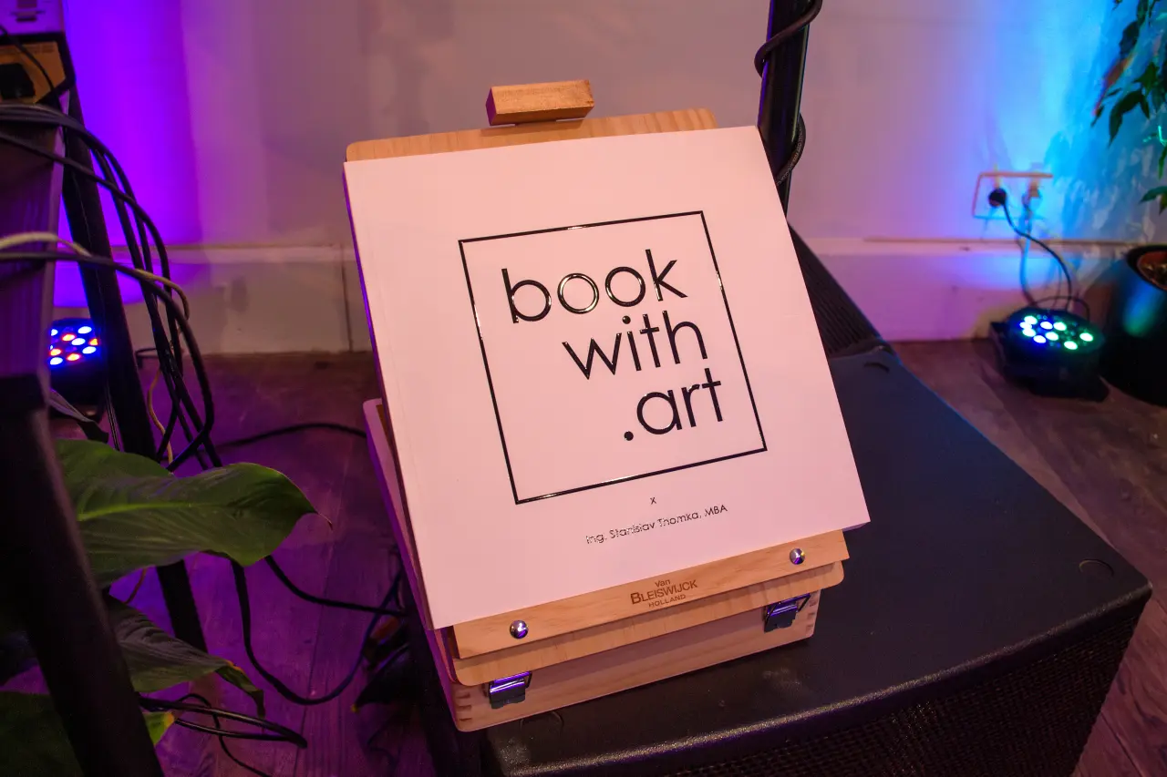 Kniha BOOK WITH .ART spája 70 svetových umelcov do výnimočnej knihy