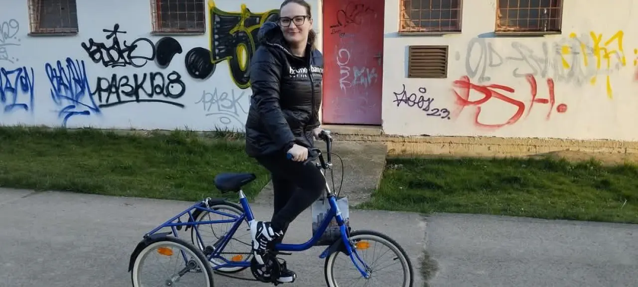 Pomôžte Lenke zlepšiť fyzické zdravie vďaka intenzívnej rehabilitácii