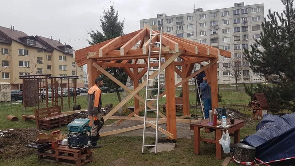 Prispejte na altánok a chodník v komunitnej záhrade dostupnej pre všetkých